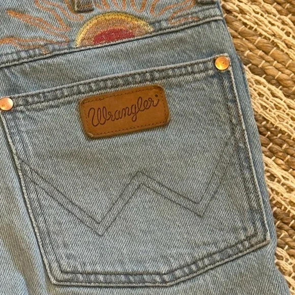 Wrangler High-Rise Light Blue Jeans with Sun Embroidery - Picture 12 of 16